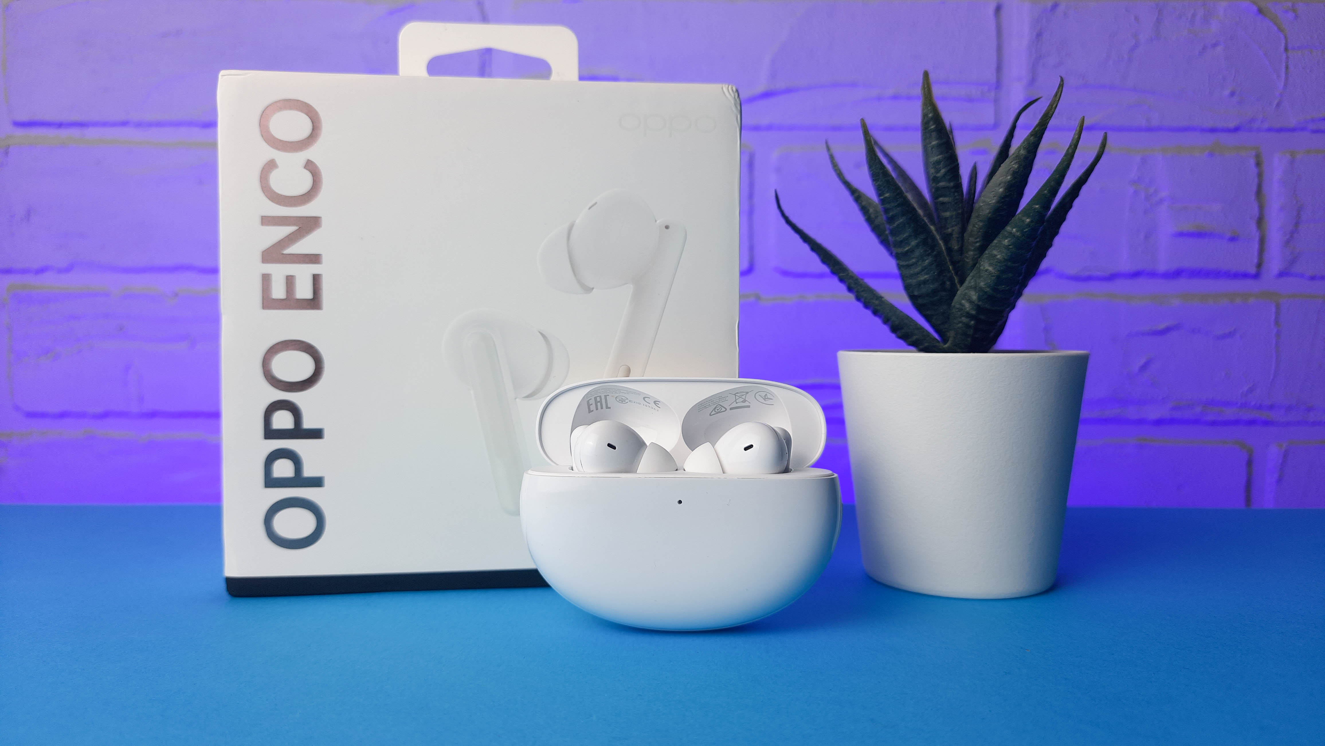 Компания Oppo представила полностью беспроводные наушники Enco Free 2. По сравнению с первой версией аудиогаджет снабдили новыми функциями, которые выделяют её среди конкурентов, и модным сейчас активным шумоподавлением. Объясняем, почему не обошлось без недостатков и в чём главные достоинства новых среднебюджетных TWS-наушников.
