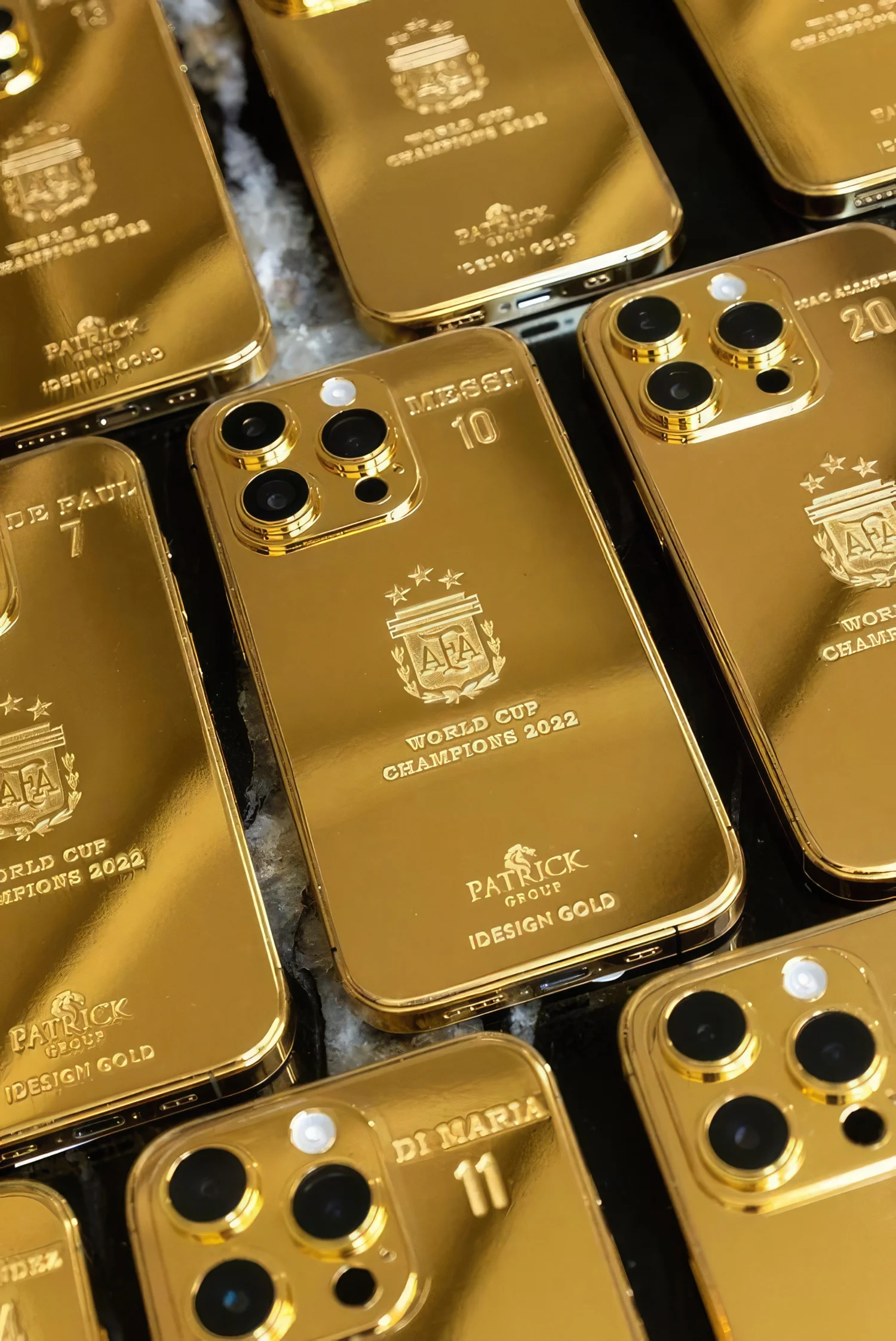 Месси подарил 35 золотых айфонов партнёрам по команде в честь победы на ЧМ-2022 - фото 1