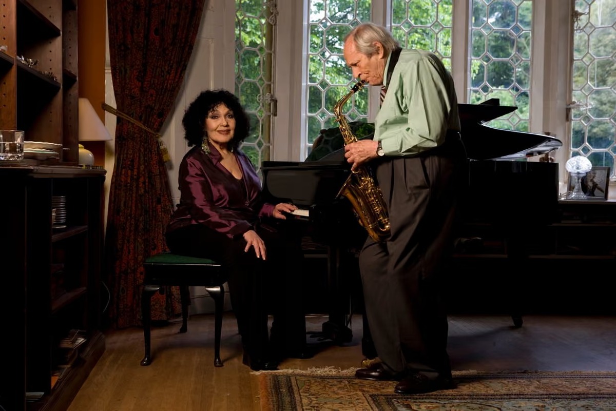 Клео Лэйн и Джон Данкуорт в своем доме в Уэйвендоне в 2009 году. Фото: Ричард Сэйкер/The Observer