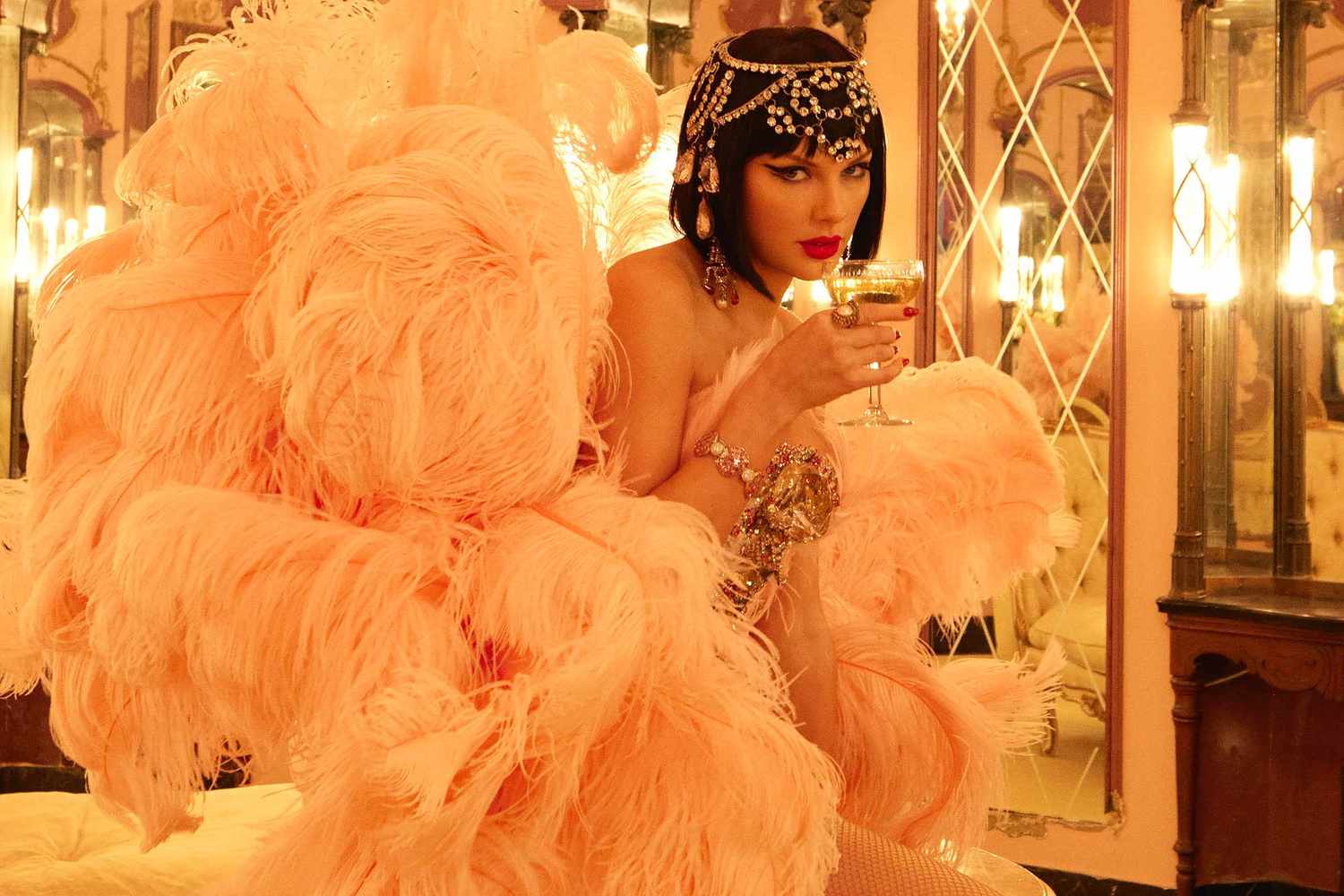 Тейлор Свифт выпустила свой двенадцатый альбом The Life of a Showgirl - изображение 2 Тейлор Свифт выпустила свой двенадцатый альбом The Life of a Showgirl - фото 2