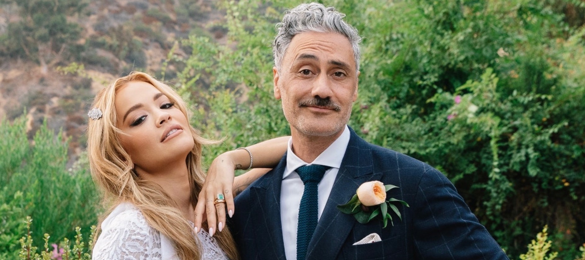 Рита Ора и Тайка Вайтити на свадьбе 

Фото: Vogue