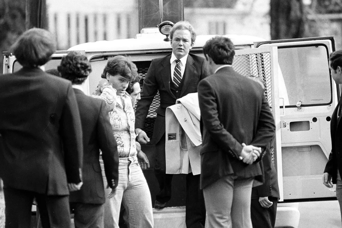 Арне Шайенн Джонсон на пути в суд, 1981 год

Фото: AP