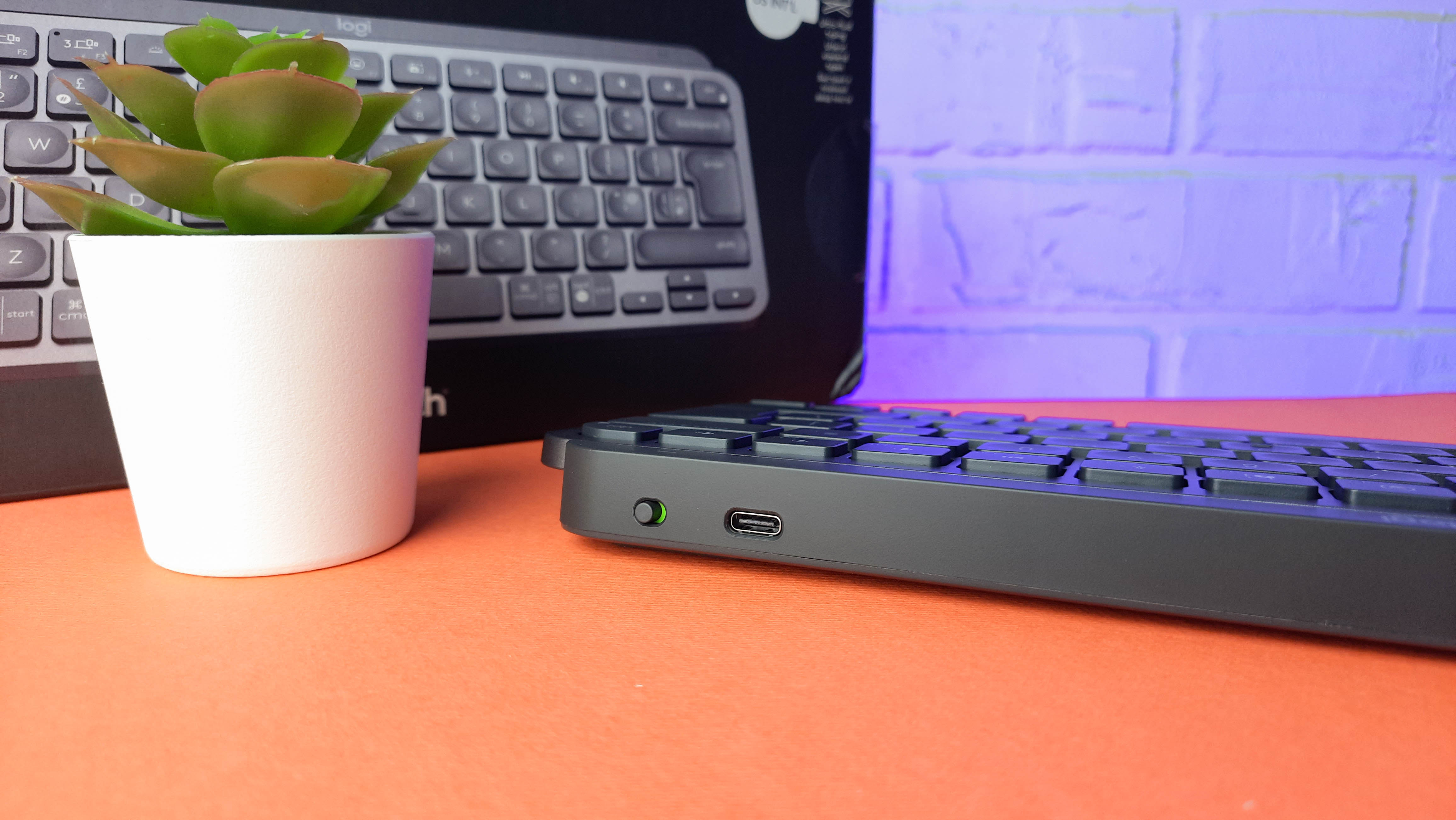 Обзор Logitech MX Keys Mini: компактная беспроводная клавиатура с умной подсветкой - изображение 6 Обзор Logitech MX Keys Mini: компактная беспроводная клавиатура с умной подсветкой - фото 6