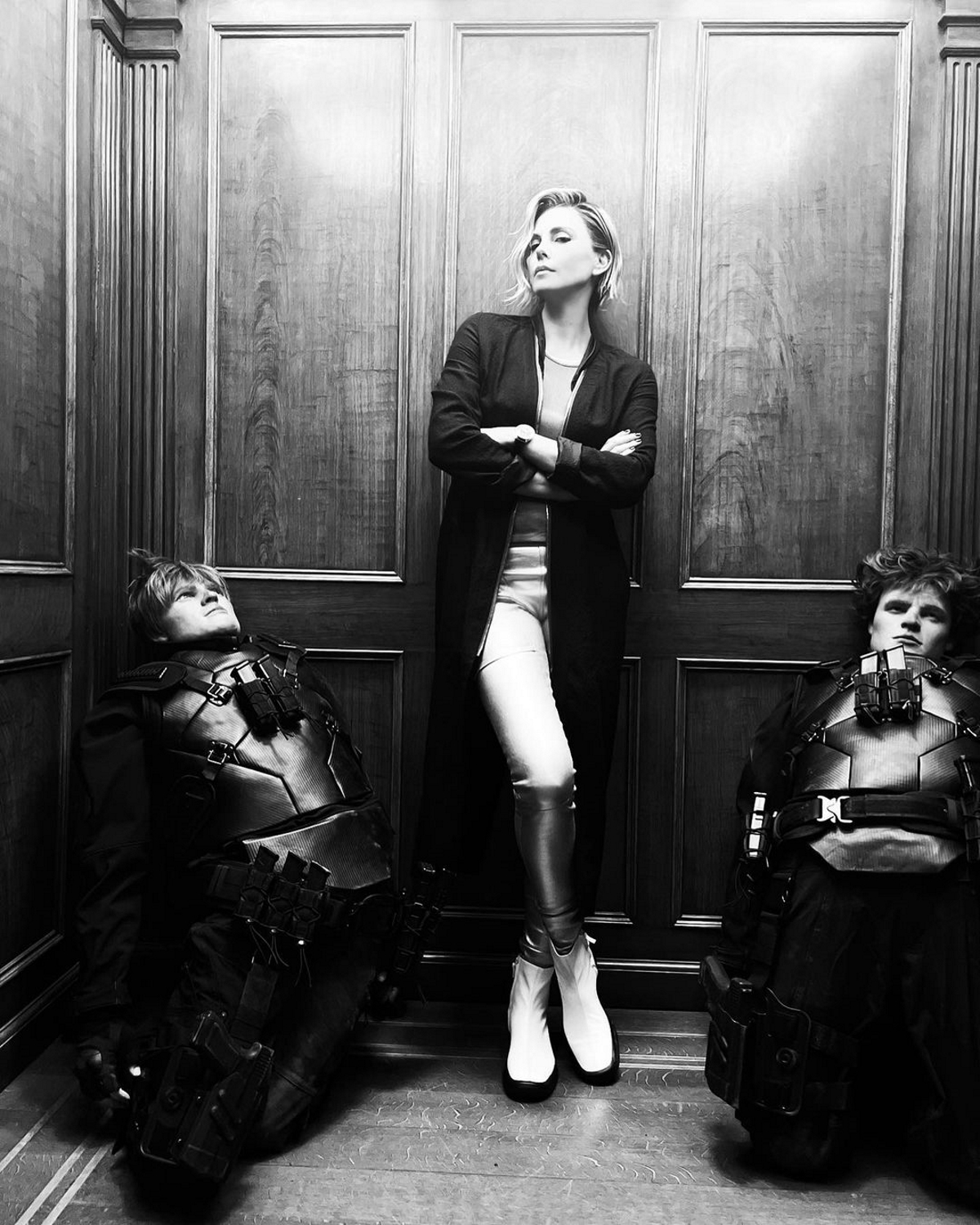 Шарлиз Терон поделилась стильными чёрно-белыми фото со съёмок «Форсажа 10» - фото 1