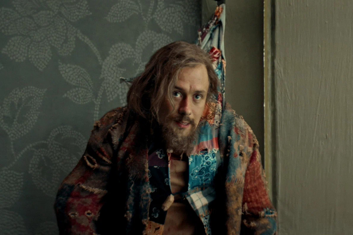 Илья Соболев в роли гнома-матершинника на кадре из первого сезона «Волшебного участка»

Источник: Okko