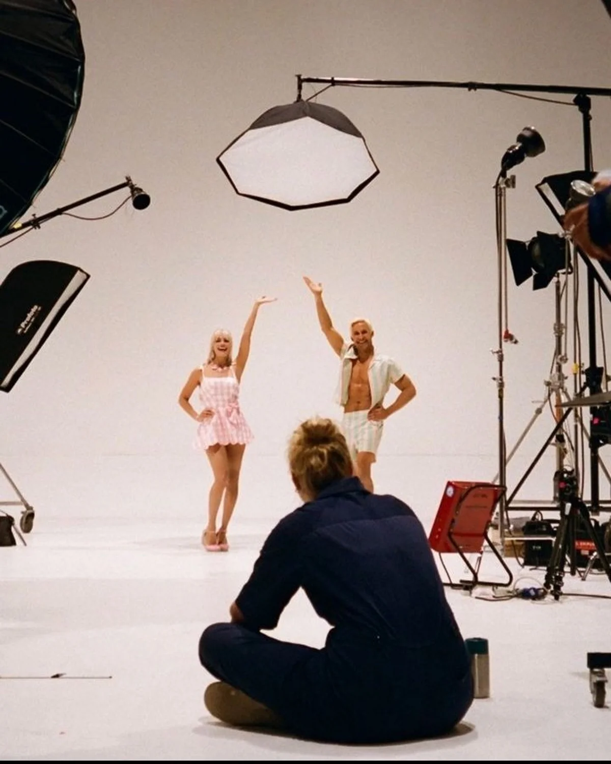 Обаятельные Марго Робби и Райан Гослинг появились на новом фото со съёмок «Барби» - фото 1