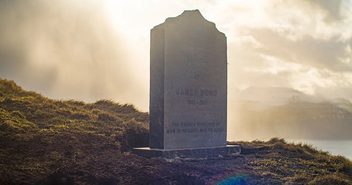 Правительство Фарерских островов воздвигло надгробие Джеймса Бонда - фото 1
