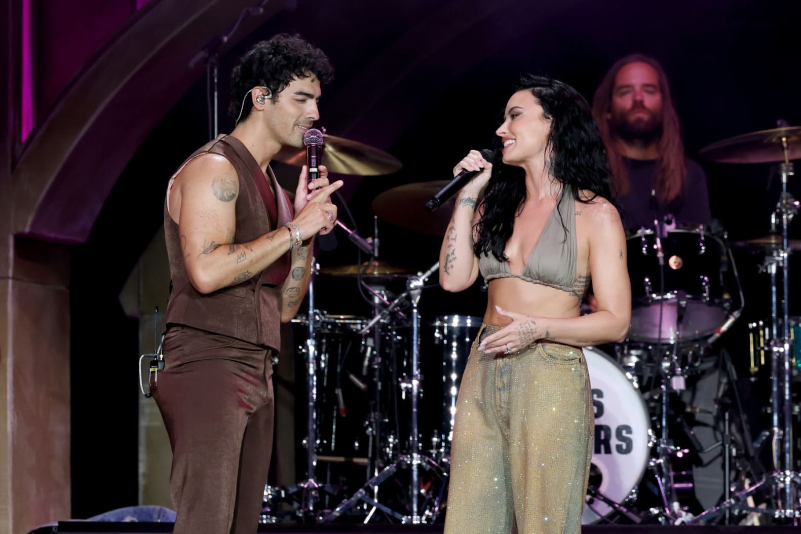 Деми Ловато и Джо Джонас исполнили культовые песни из фильма Disney «Camp Rock» - фото 1