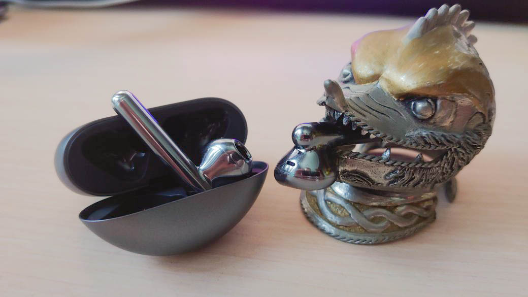 Шестого августа в России выходят TWS-наушники Huawei FreeBuds 4 — средняя модель в линейке беспроводных наушников компании. В отличие от внутриканальных FreeBuds i и FreeBuds Pro, FreeBuds 4 — обычные вкладыши. При этом наушники получили активное шумоподавление и возможность подключения к двум устройствам сразу. Разбираемся, что в новой модели Huawei может привлечь и отпугнуть потенциальных покупателей.