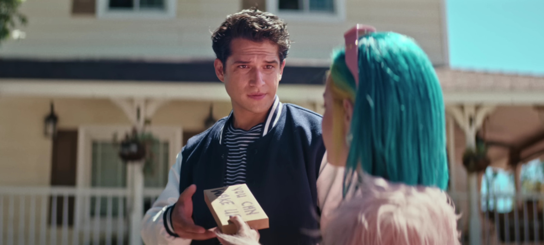 Холзи выпустила клип на трек «Drive» из своего дебютного альбома BADLANDS - фото 2