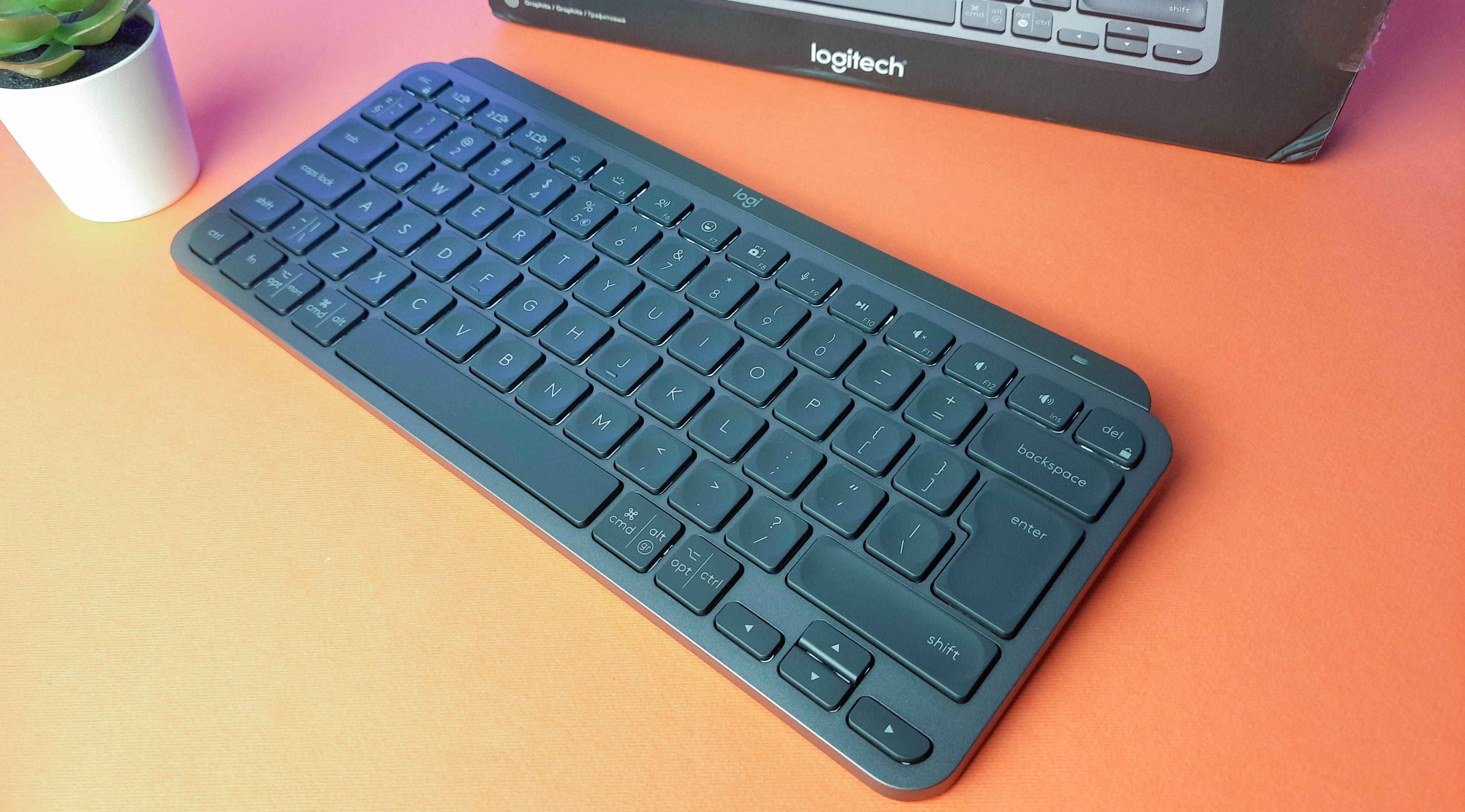 Обзор Logitech MX Keys Mini: компактная беспроводная клавиатура с умной подсветкой - изображение 9 Обзор Logitech MX Keys Mini: компактная беспроводная клавиатура с умной подсветкой - фото 9
