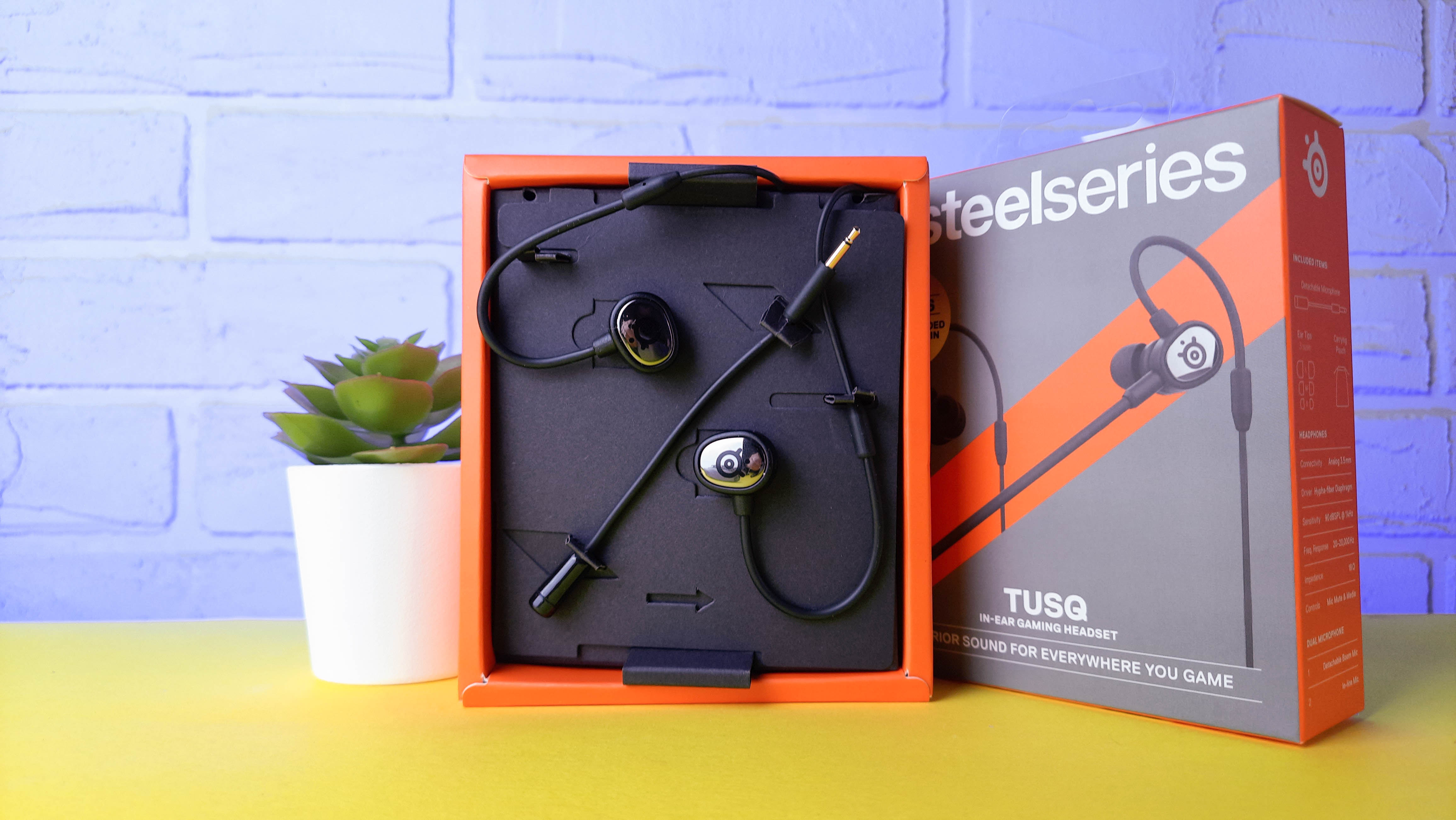 Компания SteelSeries представила компактную игровую гарнитуру Tusq. Новинка создана для мобильных и ПК-геймеров, а также киберспортсменов. У наушников есть удобные дужки и съёмный микрофон, они мало весят, легко складываются и помещаются почти куда угодно. Но как у них со звуком и позиционированием в играх? Объясняем сможет ли гарнитура составить конкуренцию полноразмерным моделям или, наоборот, игровым TWS-наушникам.