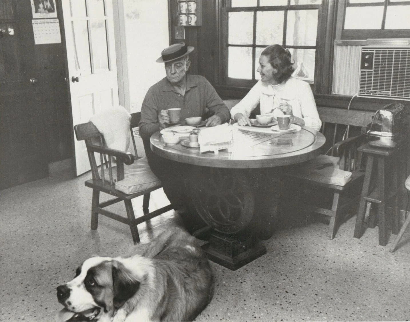 Элеонора и Бастер Китон со своей собакой. Изображение: [Wikimedia Commons](https://commons.wikimedia.org/wiki/File:Press_photo_of_Buster_and_Eleanor_Keaton,_1965_(front)