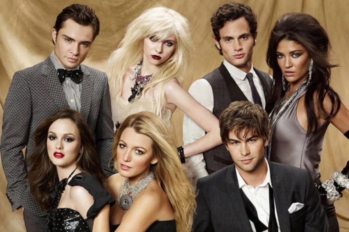 В 2007 году телеканал The CW представил «Сплетницу» (Gossip Girl) — многосерийное шоу о жизни золотой молодежи Верхнего Ист-Сайда, чья идеальная жизнь омрачается кознями анонимной блогерши, собирающей сплетни. 8 июля 2021 года выходит продолжение проекта c тем же названием. Зрители увидят новых героев, новую реальность, но всё тот же Верхний Ист-Сайд.