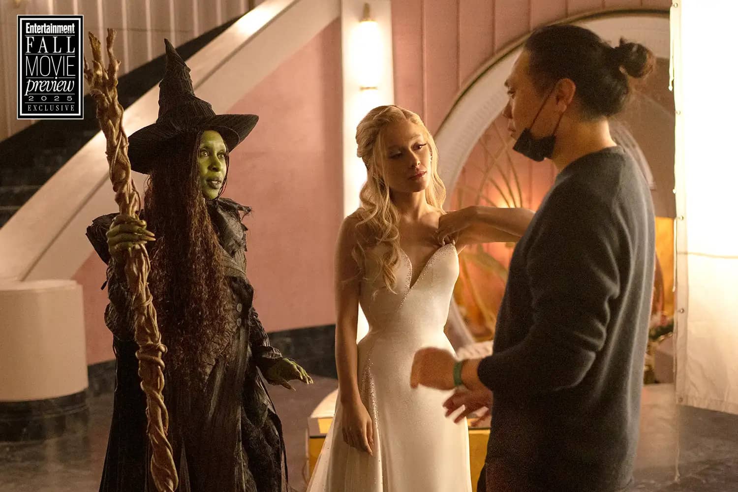 Режиссёр фильма «Злая: Навсегда» с Арианой Гранде и Синтией Эриво поделился новыми кадрами - изображение 1 Режиссёр фильма «Злая: Навсегда» с Арианой Гранде и Синтией Эриво поделился новыми кадрами - фото 1