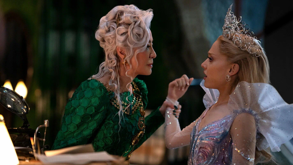 Мишель Йео и Ариана Гранде в фильме «Злая. Часть 2» / Источник: Universal Pictures
