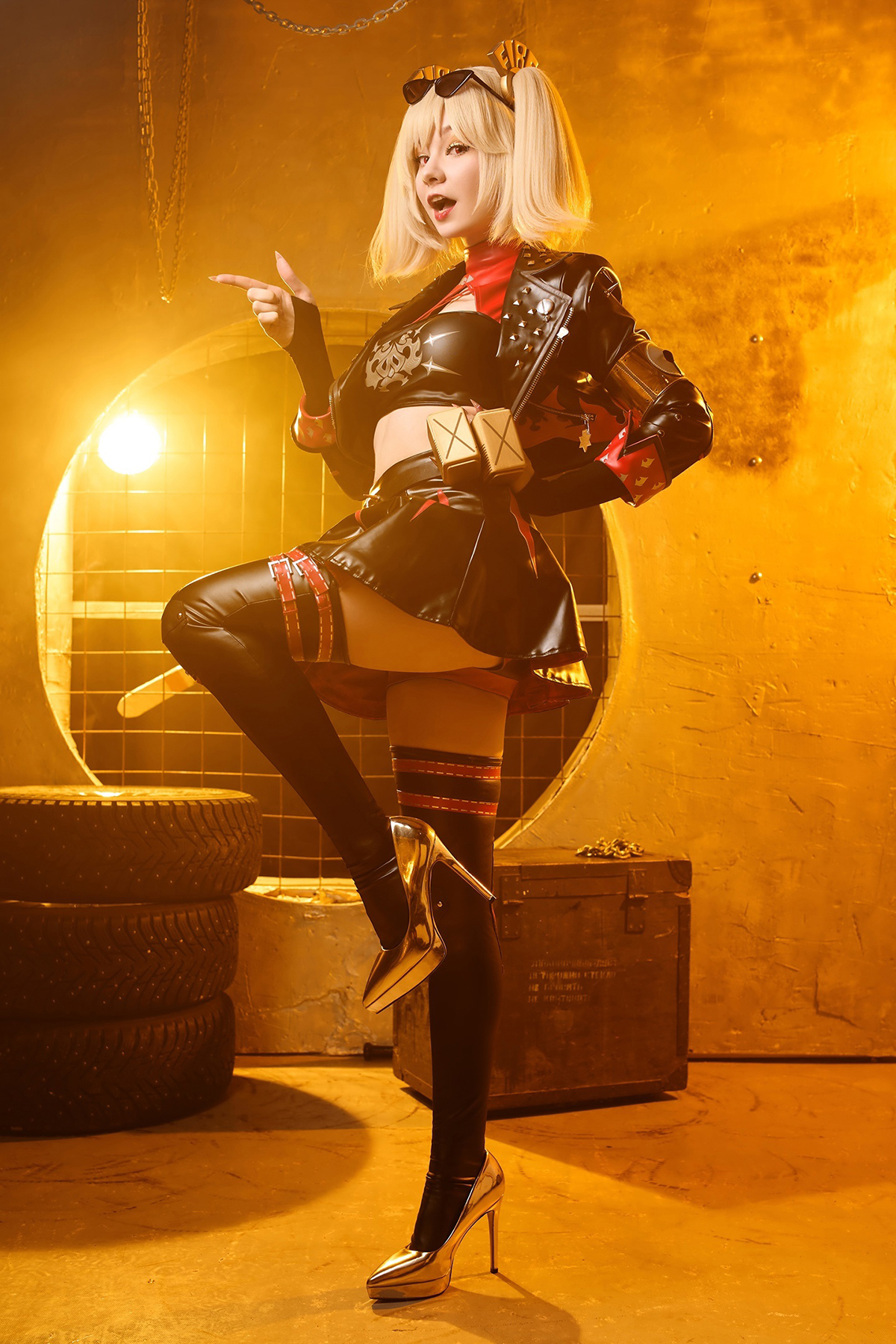 Модель перевоплотилась в яркую и зажигательную Бёрнис из Zenless Zone Zero - изображение 1 Модель перевоплотилась в яркую и зажигательную Бёрнис из Zenless Zone Zero - фото 1