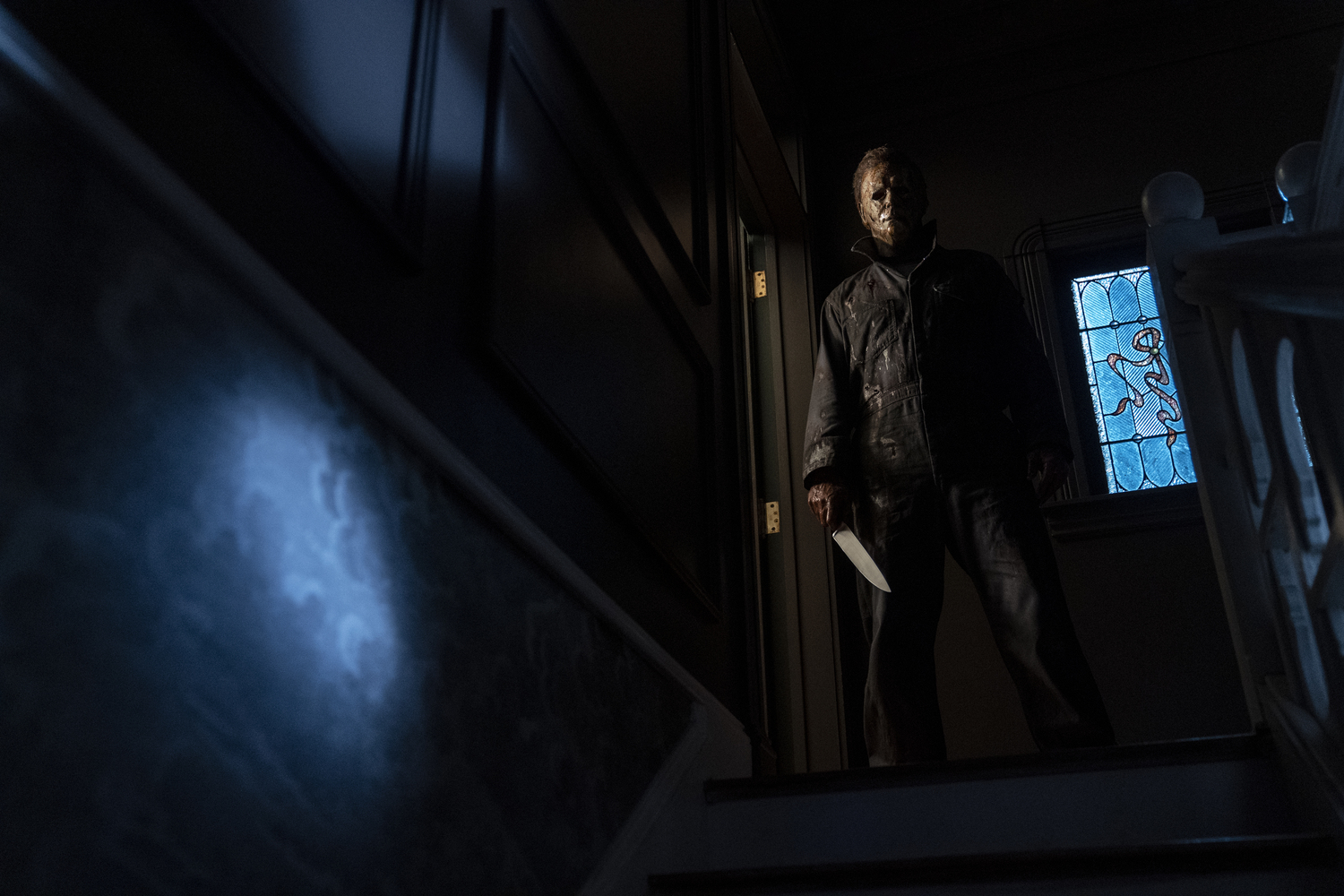 В российский прокат успел выйти «Хэллоуин убивает» (Halloween Kills) — вторая часть перезапуска культовой франшизы. Схватка Майкла Майерса с семьей Лори Строуд оказалась только началом, и убийца всё ещё жив и на свободе. Автор «Канобу» Мариам Григорян рассказывает, как новый фильм повторяет худшие клише слэшеров — и почему его лучше было сделать пародией на всю франшизу.