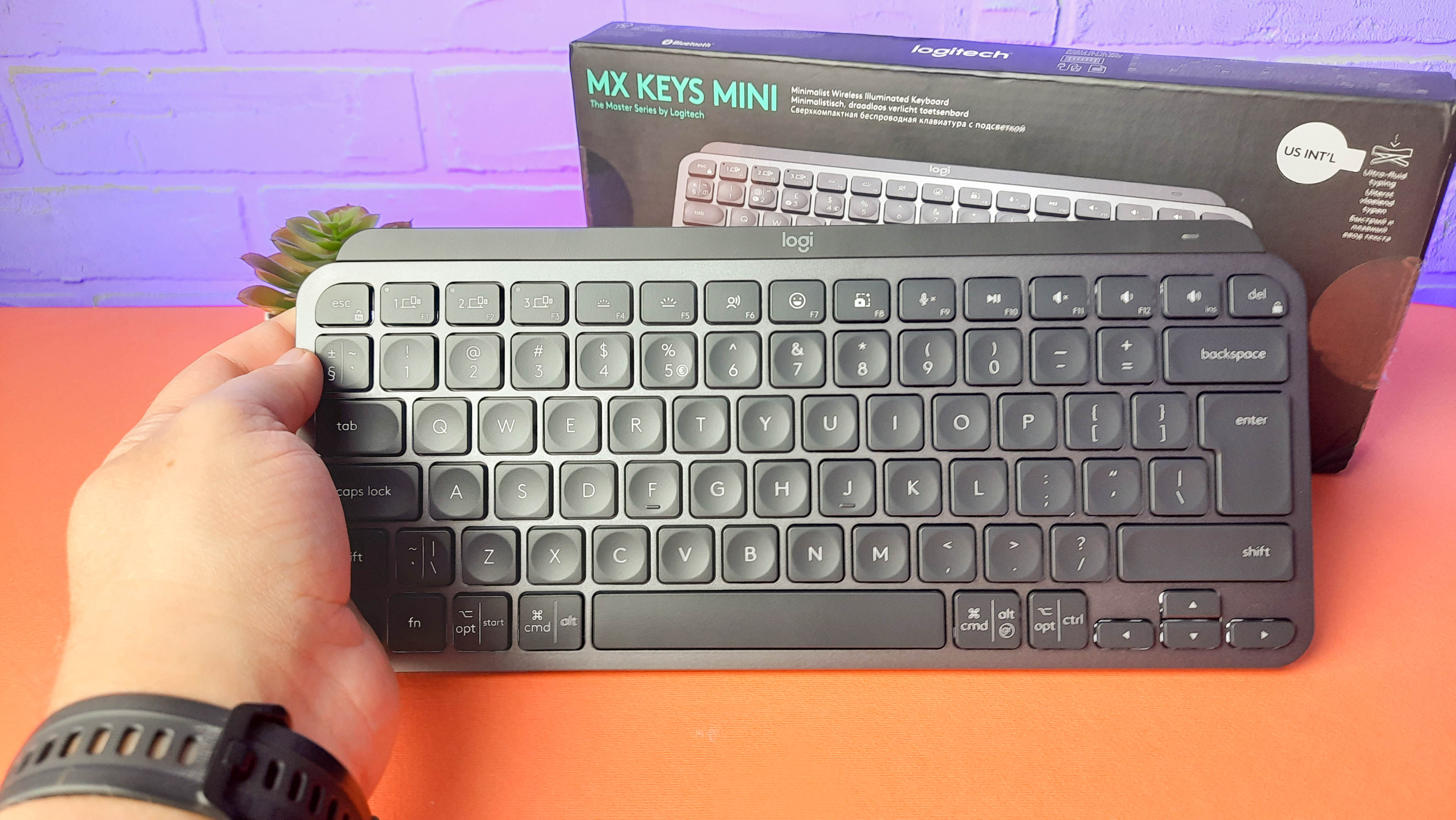 Обзор Logitech MX Keys Mini: компактная беспроводная клавиатура с умной подсветкой - изображение 3 Обзор Logitech MX Keys Mini: компактная беспроводная клавиатура с умной подсветкой - фото 3