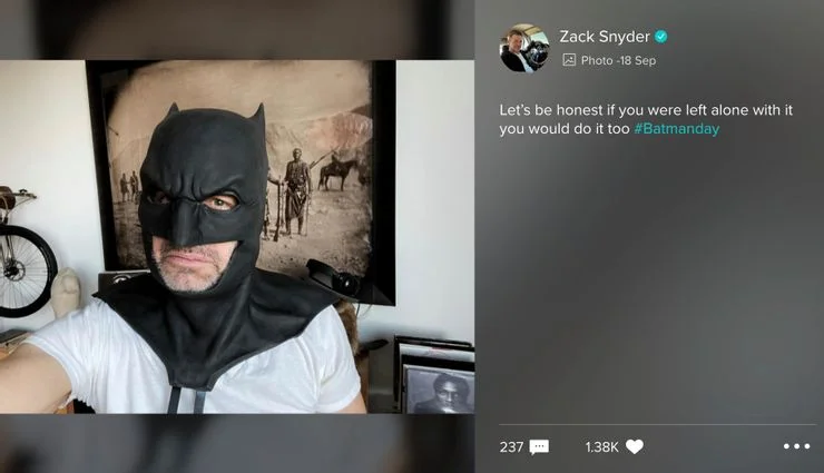 Зак Снайдер поделился своим селфи в маске Бэтмена в исполнении Бена Аффлека - фото 1