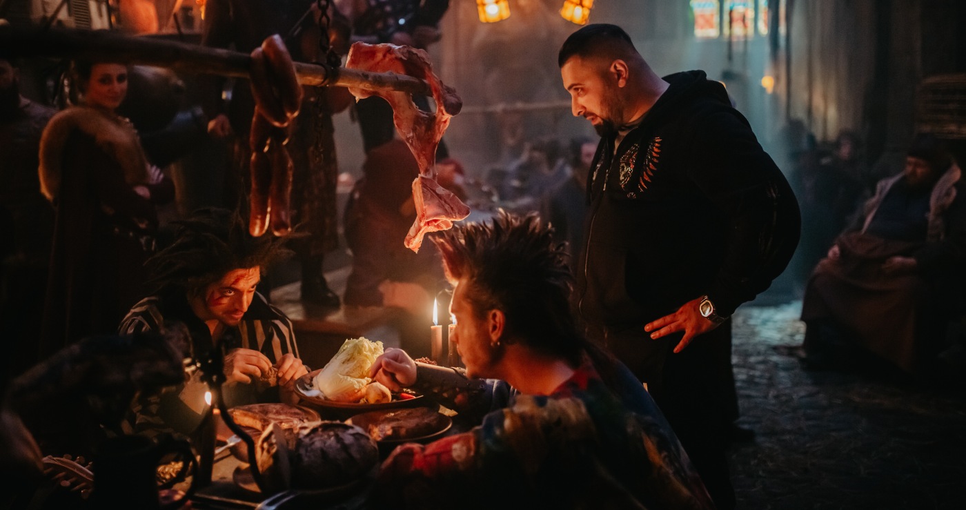 _Режиссёр Рустам Мосафир на съёмках сериала «Король и Шут» // Источник: Кинопоиск_