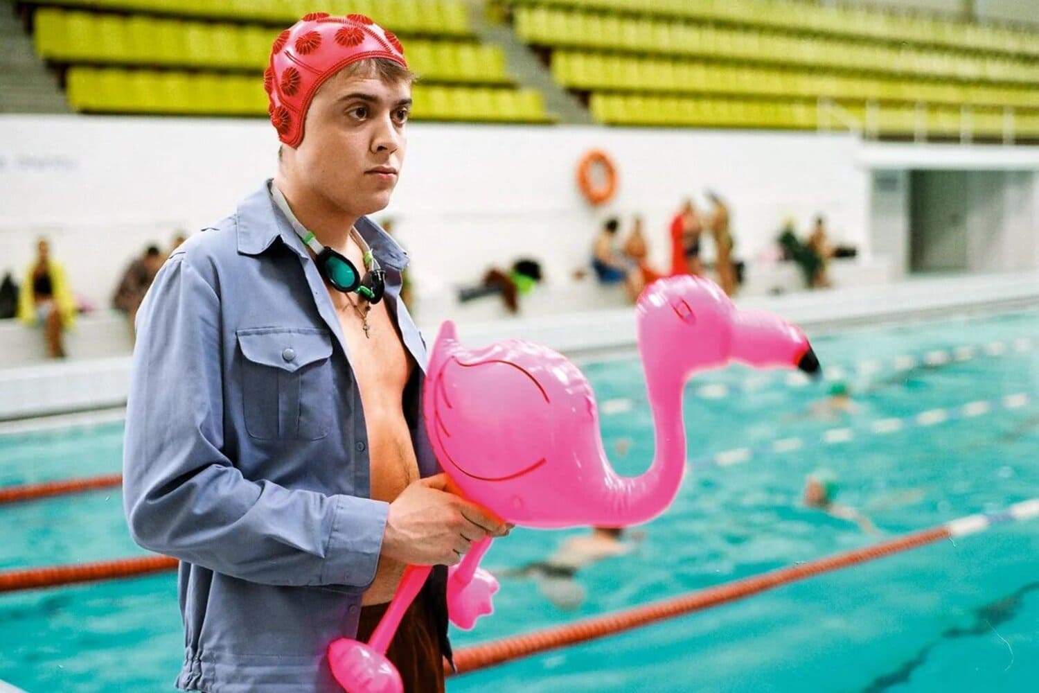 Прежде чем заняться съёмками, Серебренников ставил «Изображая жертву» в театре — изначально это пьеса братьев Пресняковых

Источник: Первый Канал