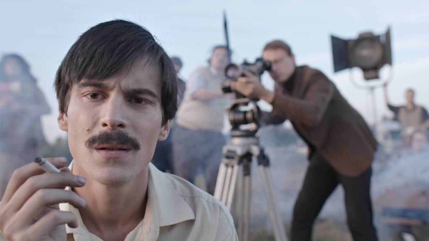 Какое-то время назад существовал сайт фильма, где были подробно расписаны все спрятанные в нём «пасхалки» и прочие мелкие детали

Источник: MUBI