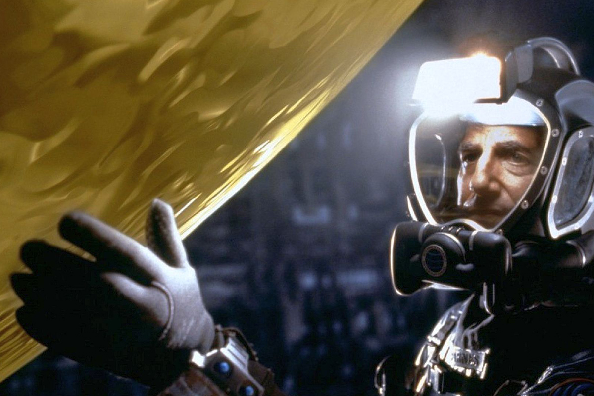 Из-за бюджетных проблем предварительная подготовка к съёмкам «Сферы» была остановлена в октябре 1996 года, а сценарий был переработан

Источник: Warner Bros.