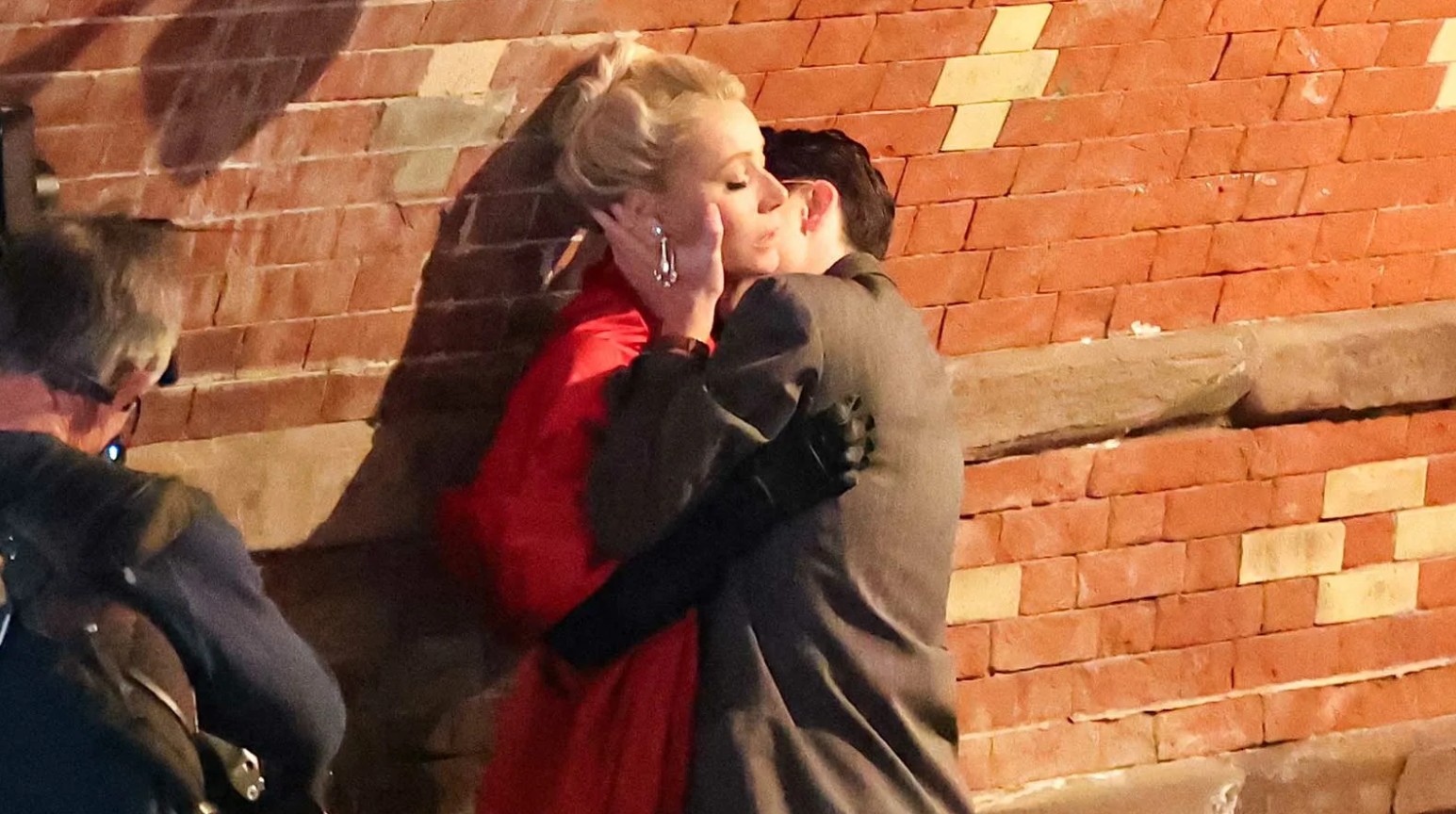 Гвинет Пэлтроу и Тимоти Шаламе на съемках Marty Supreme 