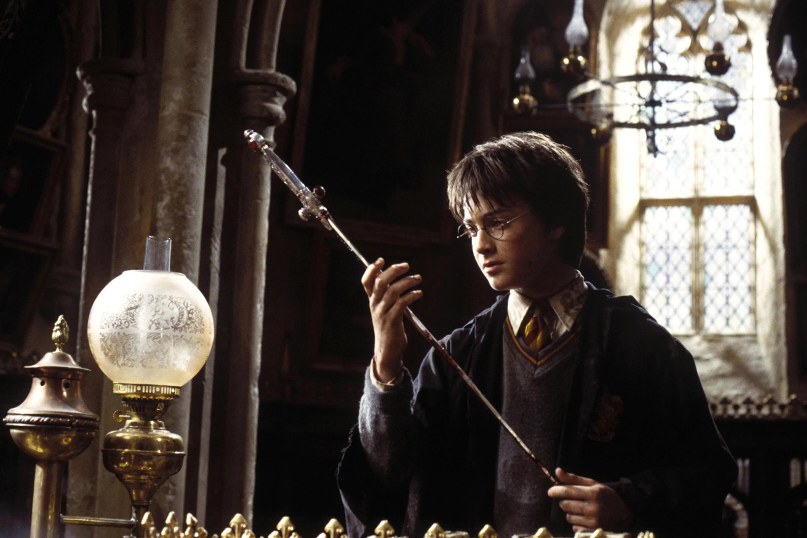 Ровно 20 лет назад, 4 ноября 2001 года, в Великобритании прошла премьера фильма «Гарри Поттер и Философский камень». Он положил начало одной из самых популярных кинофраншиз в мире, которая продлилась десять лет. В честь дня рождения первой части «Канобу» вспомнил понятия, названия и странные явления мира волшебников, с которым нас познакомили Джоан Роулинг и режиссёры фильмов.
