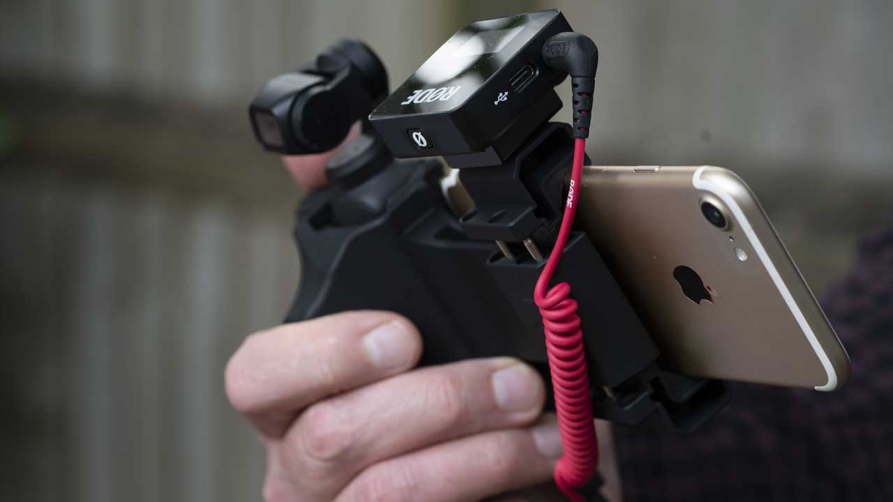 Беспроводные микрофоны удобны для съёмок влогов в YouTube или видео в TikTok, роликов из путешествий и поездок, для рабочих видео или любой другой качественной записи голоса. Чтобы вам было проще сделать правильный выбор, проанализировали информацию с популярных электронных каталогов и составили подборку из десяти лучших моделей беспроводных петличных микрофонов.