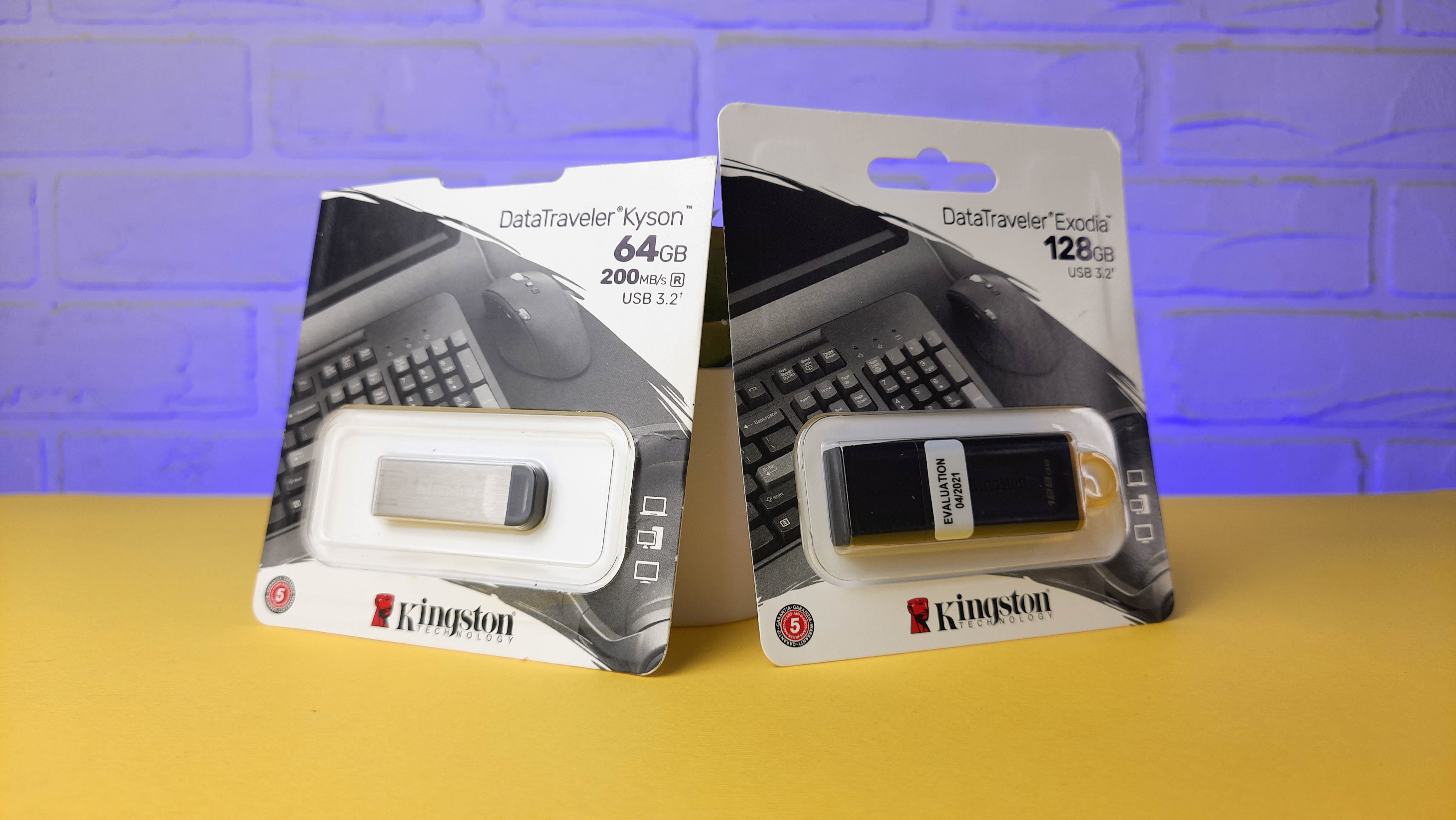 Компания Kingston выпускает серию флешек DataTraveler. Модели Kyson и Exodia выделяются не только минималистичным дизайном, но и высокой скоростью работы. Объясняем кому и для чего нужны подобные флеш-накопители, в чем они действительно лучше, а где уступают конкурентам.