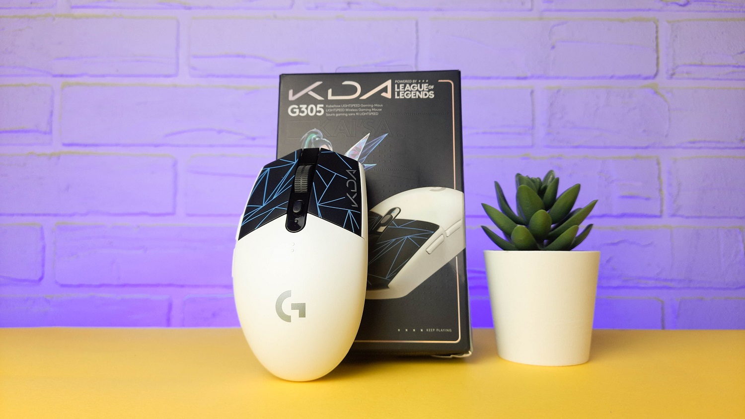 Компания Logitech выпустила серию лицензированной периферии по популярной игре League of Legends. Модели получают приставку K/DA, виртуальной K-Pop группы из персонажей, а каждый гаджет посвящён своему герою. Так, мышка Logitech G305 K/DA сделана в стиле героя девушки КайʼСы. Объясняем кому и для чего подойдет эта беспроводная игровая мышка, заточена ли она исключительно под МОВА, в чем её особенности, преимущества и недостатки.