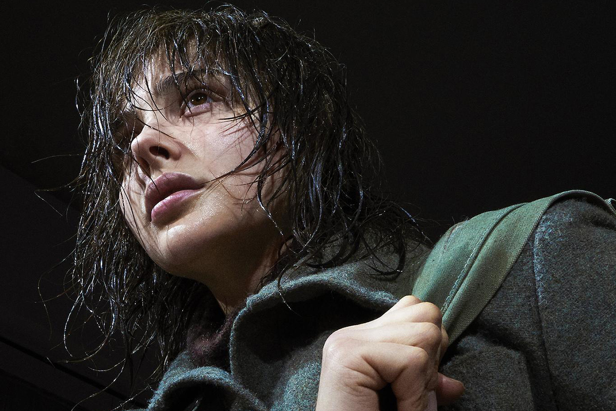 Одна сцена из фильма была показана на мероприятии CinemaCon в апреле 2018 года; кадры были настолько впечатляющими, что, по сообщениям в прессе, они «травмировали» некоторых из присутствующих

Источник: Amazon Studios