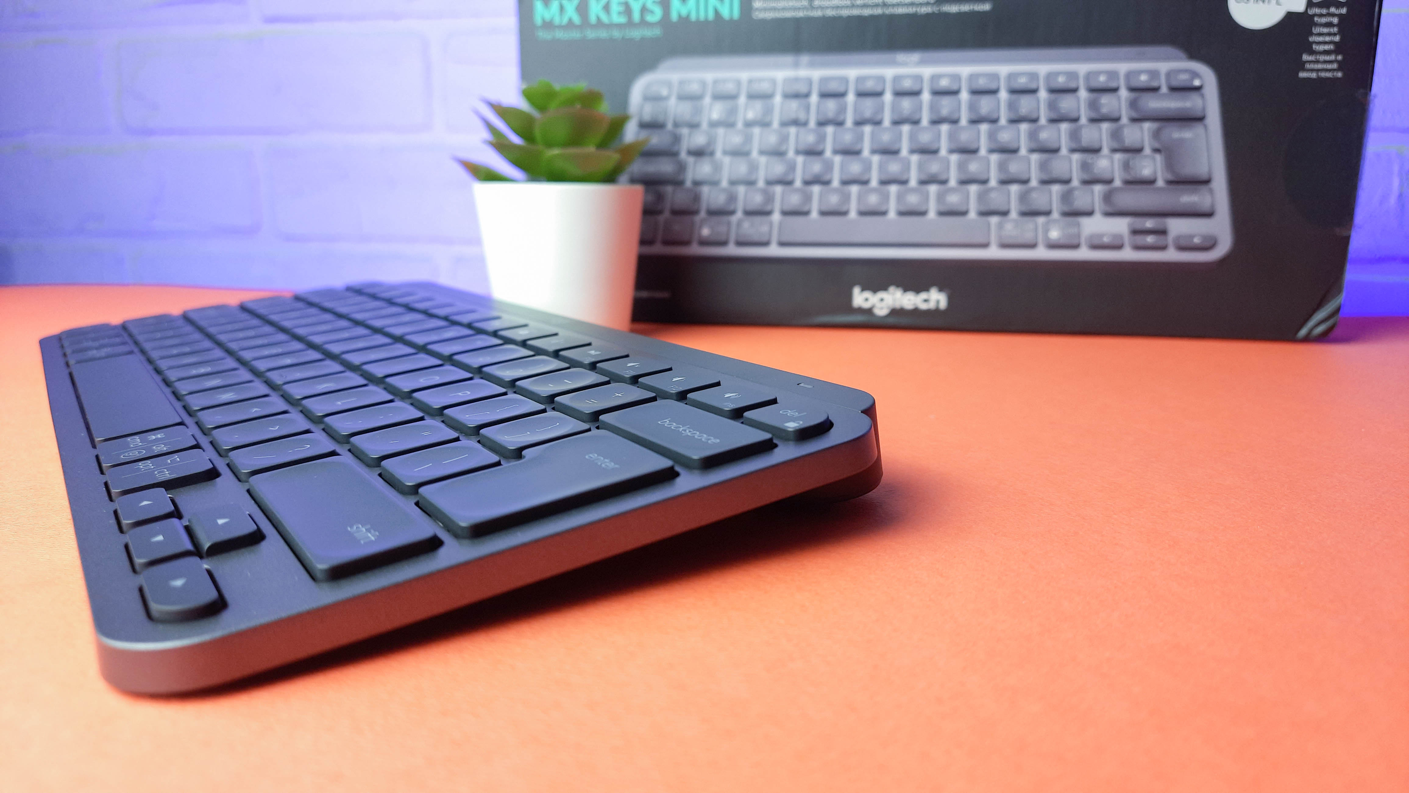 Обзор Logitech MX Keys Mini: компактная беспроводная клавиатура с умной подсветкой - изображение 4 Обзор Logitech MX Keys Mini: компактная беспроводная клавиатура с умной подсветкой - фото 4