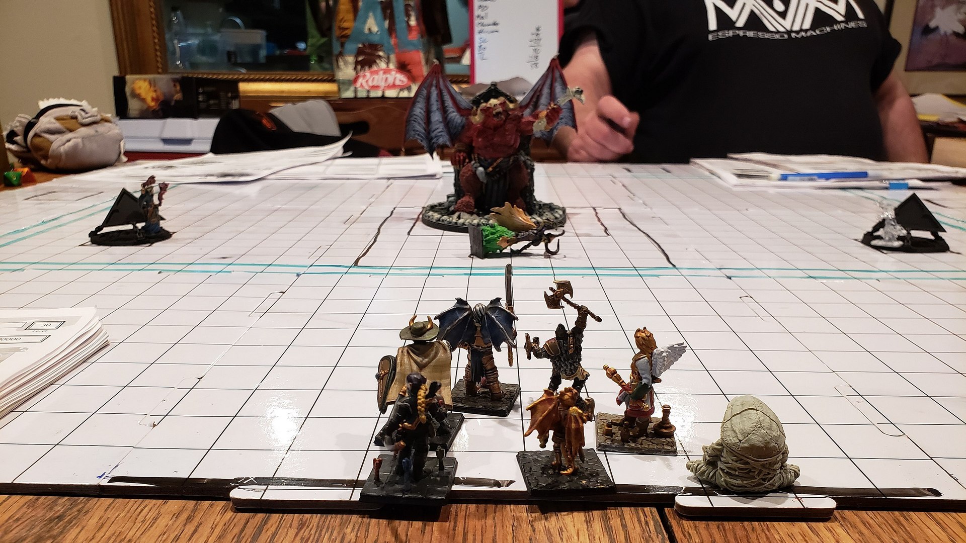 Dungeons & Dragons требует немало фантазии, чтобы за линованым полем с пластиковыми фигурками увидеть эпическое приключение. Источник: Wikimedia Commons