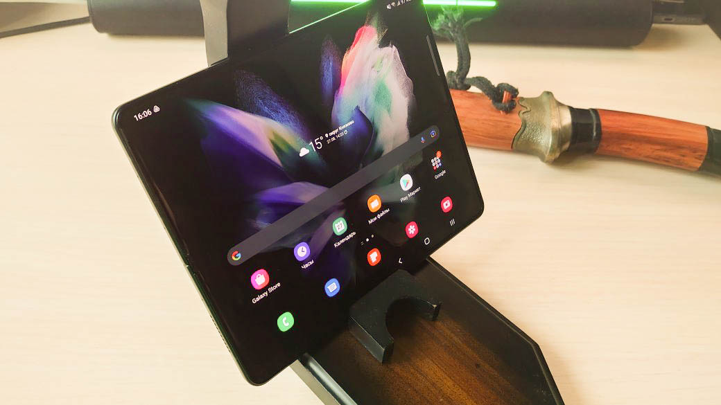 Samsung уже не первый год экспериментирует со сгибаемыми смартфонами, поэтому представленный в августе Galaxy Z Fold 3 легко назвать флагманом компании. Это мощный, большой и попросту интересный гаджет с поддержкой 5G. Но модель всё ещё сложно назвать смартфоном для всех. Автор «Канобу» Алексей Егоров протестировал новинку, и готовы рассказать, чем новая модель понравится покупателям, а чем отпугнёт их.