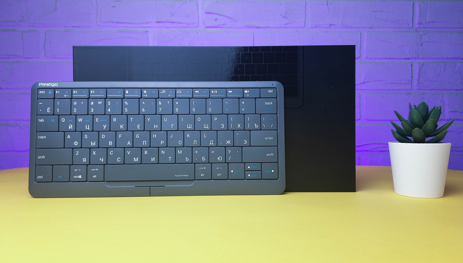 Управлять различными устройствами и гаджетами в доме, работать или даже играть, оказывается можно с одного гаджета. Например, с Prestigio Click&amp;Touch 2. Это беспроводная клавиатура со встроенным тачпадом. Новинка одновременно работает с ПК и ноутбуками, смартфонами и планшетами, телевизорами и ТВ-приставками. Ниже разобрались в реальной универсальности модели и ее удобстве, а также выяснили, оправдывает ли она ценник в восемь тысяч рублей.