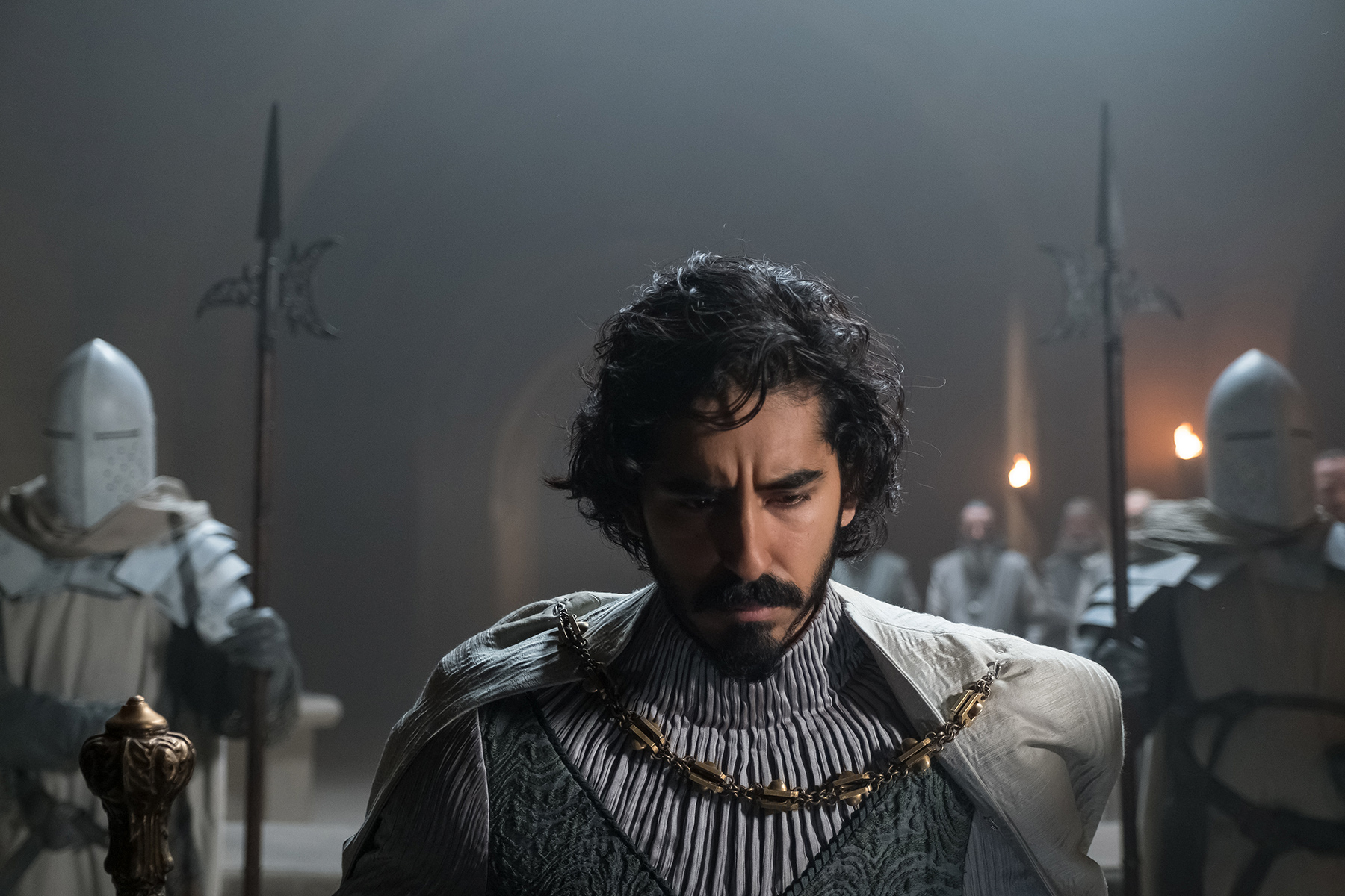 В российских кинотеатрах вышла «Легенда о Зелёном рыцаре» (The Green Knight) – первый фэнтези-фильм американского режиссёра Дэвида Лоури. Основой сюжета стал средневековый роман из цикла о короле Артуре. Автор «Канобу» Мариам Григорян объясняет, почему «Легенду» можно назвать одним из самых интересных фильмов лета в визуальном плане, но искать в нём историчность не стоит.