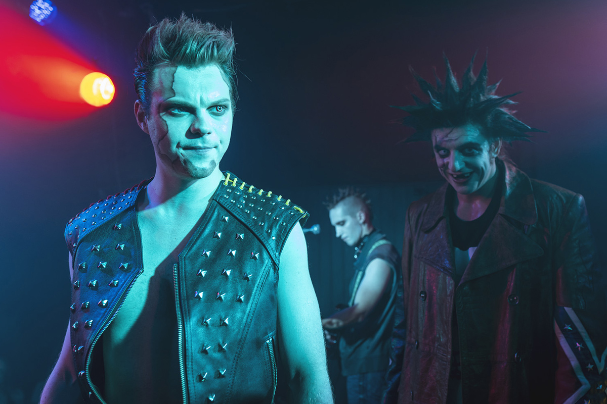 За первый день после премьеры сериал «Король и Шут» посмотрело более 410 тысяч подписчиков «Кинопоиска», что стало рекордом сервиса
Источник: Кинопоиск