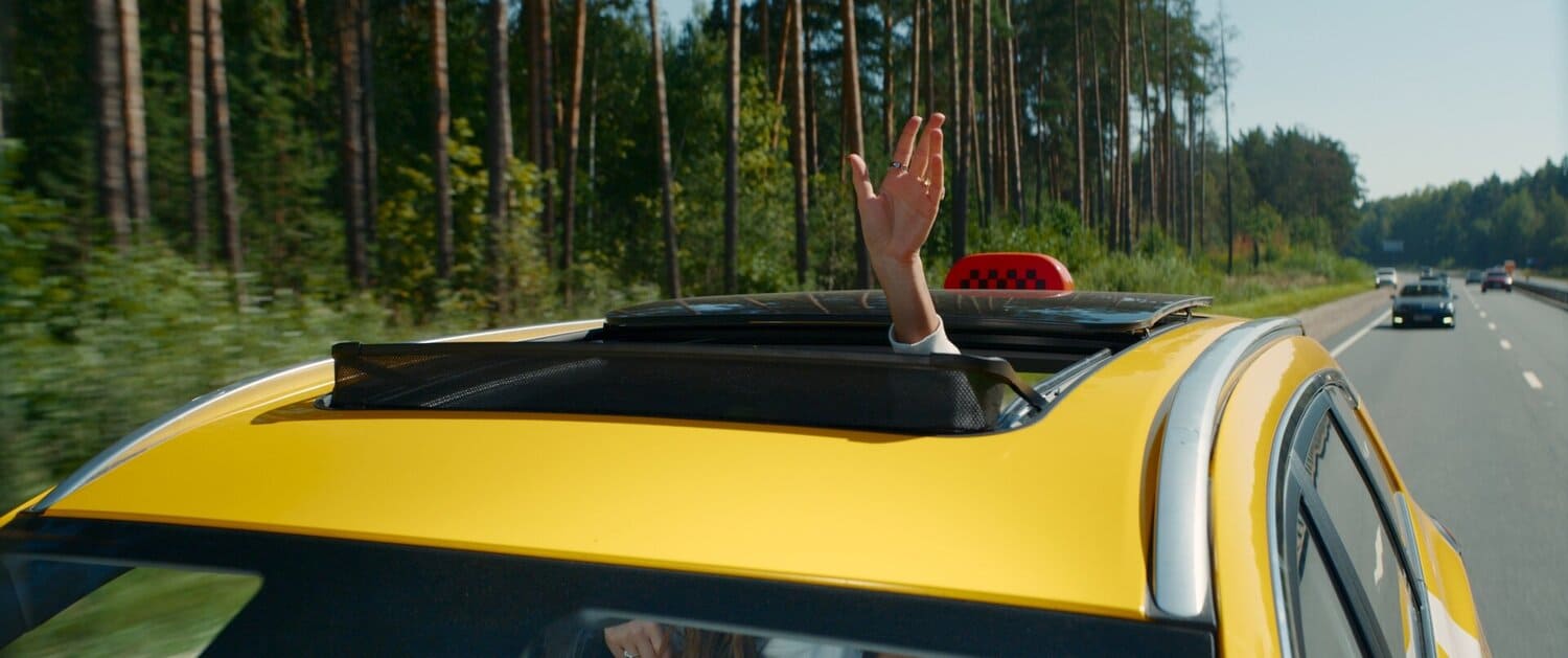 Во время съёмок режиссёр и оператор часто находились в багажнике автомобиля, чтобы общаться с актёрами и следить за производственным процессом

Источник: НМГ Кинопрокат