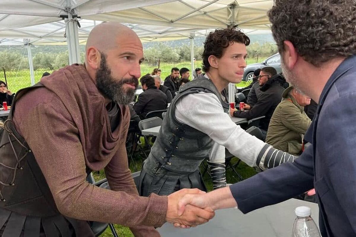 Джон Бернтал и Том Холланд на съемках «Одиссеи»