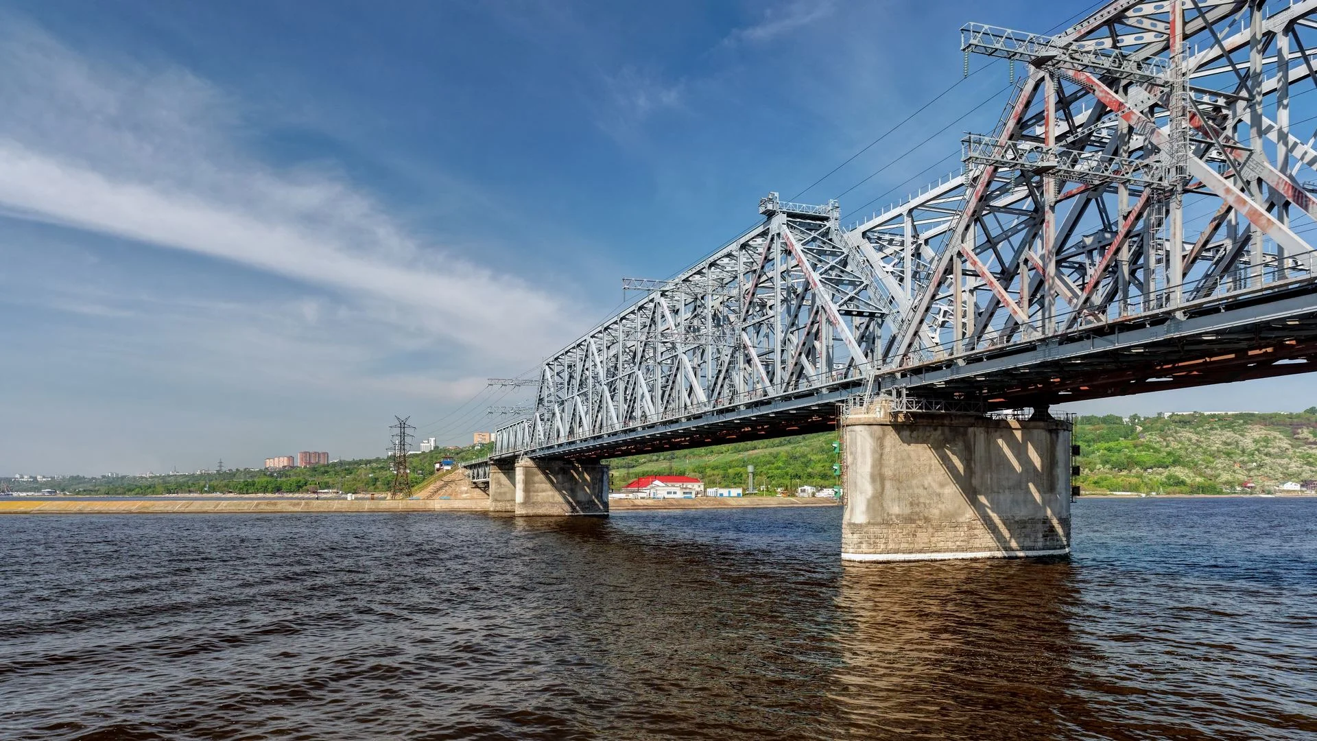 Императорский мост, г. Ульяновск. Источник: [https://commons.wikimedia.org/wiki/File:Ulyanovsk._Emperor_Bridge_P5181892_2200.jpg](https://commons.wikimedia.org/wiki/File:Ulyanovsk._Emperor_Bridge_P5181892_2200.jpg). Автор: Alexxx1979. Лицензия: CC BY 4.0