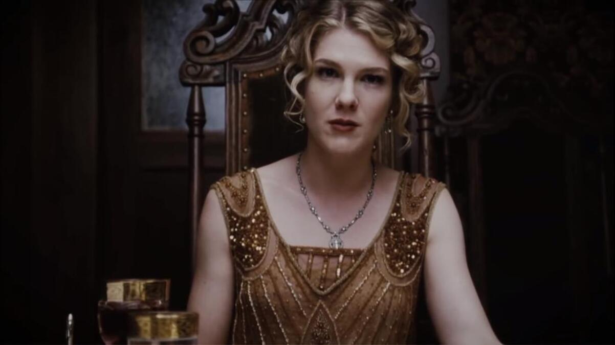 Лили Рэйб на кадре из сериала «Американская история ужасов»