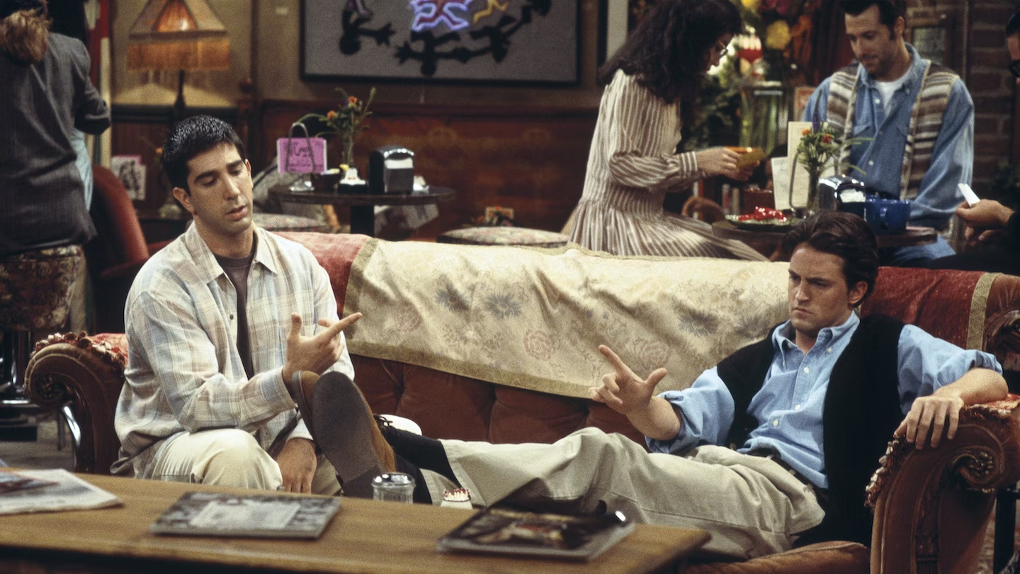 Прощание с Мэттью Перри: вспоминаем лучшие роли актёра и любимые эпизоды «Друзей» - фото 2