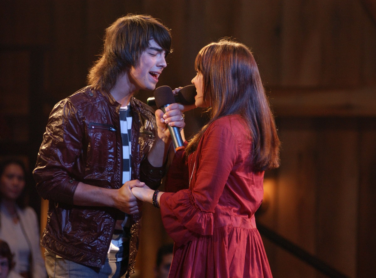 Деми Ловато и Джо Джонас исполнили культовые песни из фильма Disney «Camp Rock» - фото 2