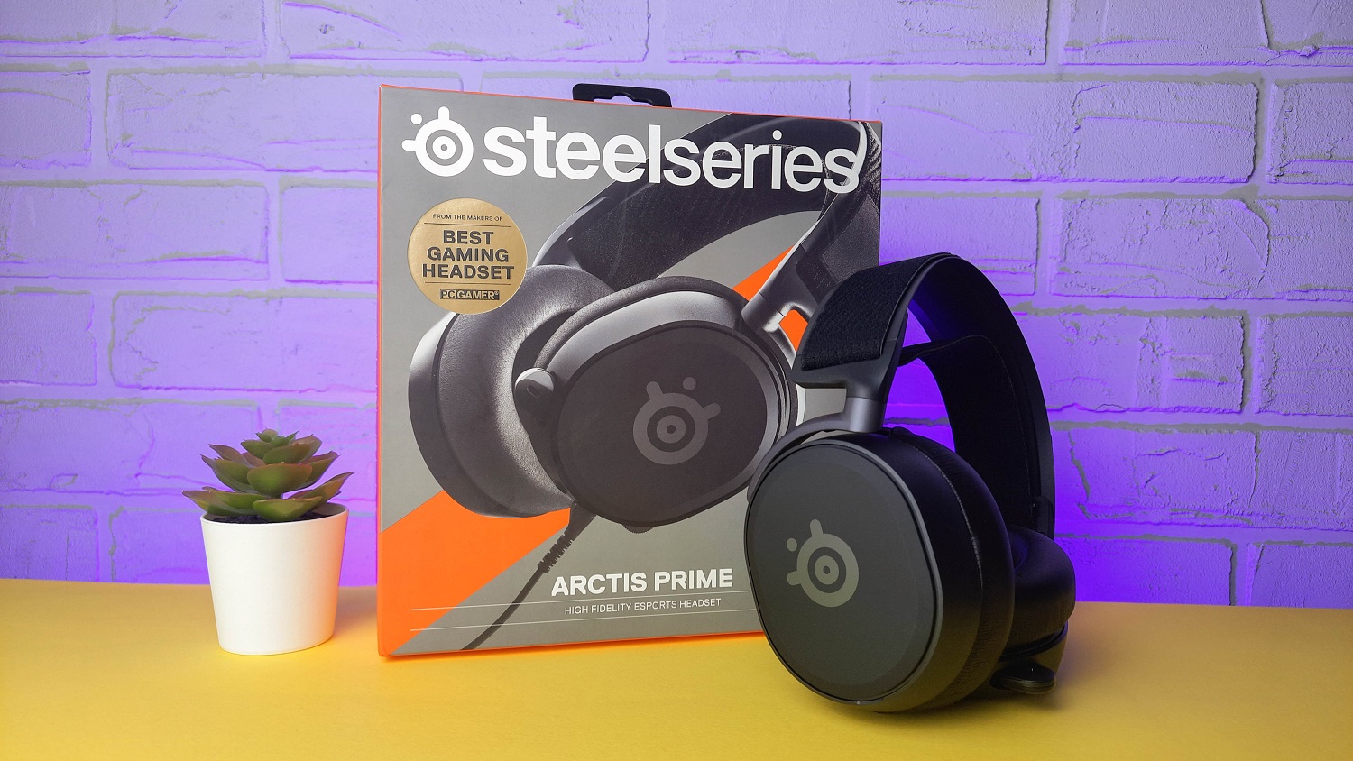 SteelSeries представила новую игровую гарнитуру в линейке Arctis. Модель назвали просто Prime, сделали ей минималистичный дизайн, убрали подсветку и сосредоточились на звуке. Внешний вид у новинки хоть и аскетичный, но наушники все равно выглядят стильно и современно. При этом новинка SteelSeries не лишена изъянов. Объясняем, для кого созданы наушники, в чем их преимущества и недостатки.
