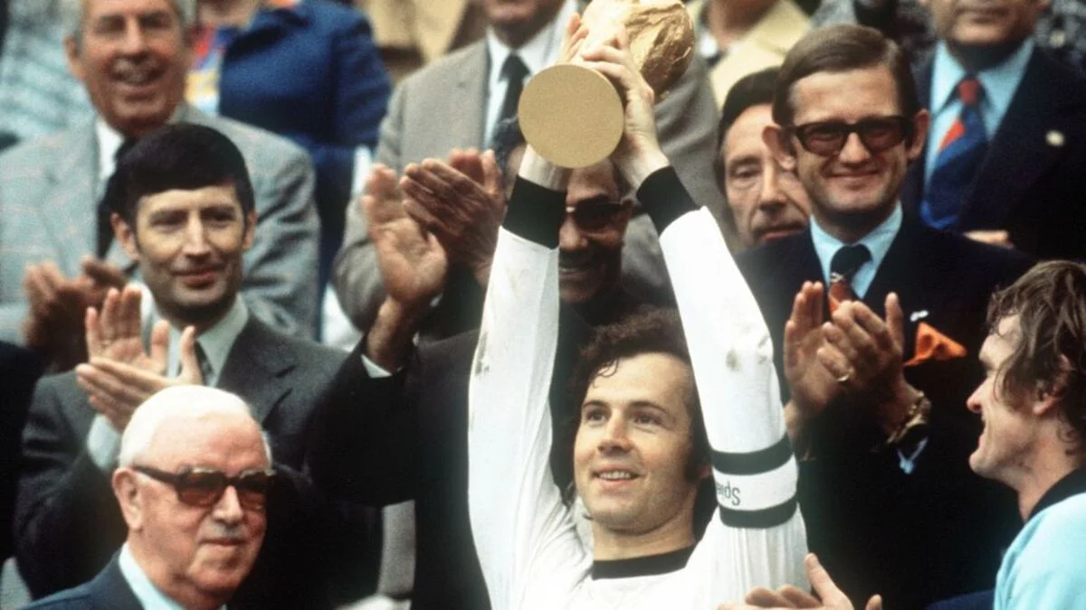 Франц Беккенбауэр с Кубком Мира 1974 года в составе сборной ФРГ
