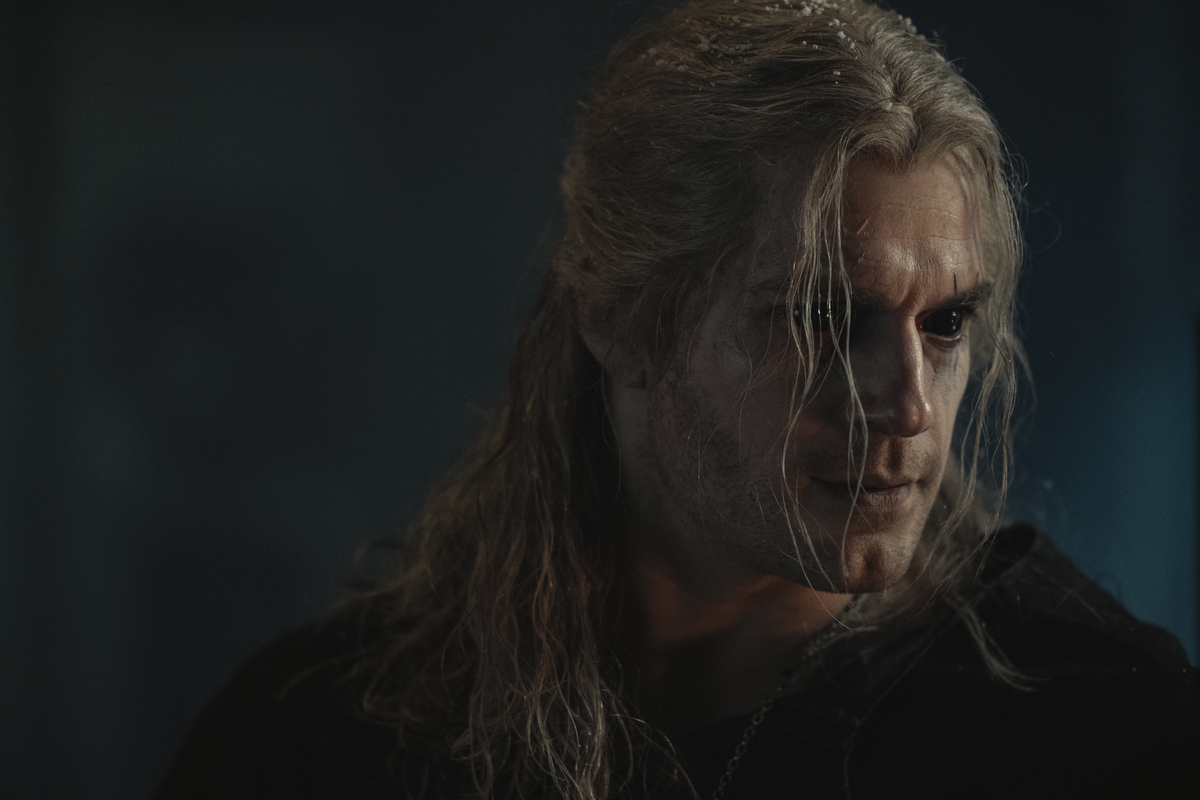 Уже 17 декабря на Netflix выходит второй сезон «Ведьмака» (The Witcher) — сериала по мотивам произведений польского писателя Анджея Сапковского. Первый сезон фэнтези-саги о ведьмаке Геральте, принцессе Цирилле и чародейке Йеннифэр стала рекордсменом Netflix и набрала 76 миллионов просмотров только за первый месяц, но фанаты игр и книг сериал не пощадили. Автор «Канобу» Мари Григорян посмотрела шесть эпизодов из девяти и оценила, насколько шоу выросло в сравнении с первым сезоном и почему некоторые минусы уже не исправить.