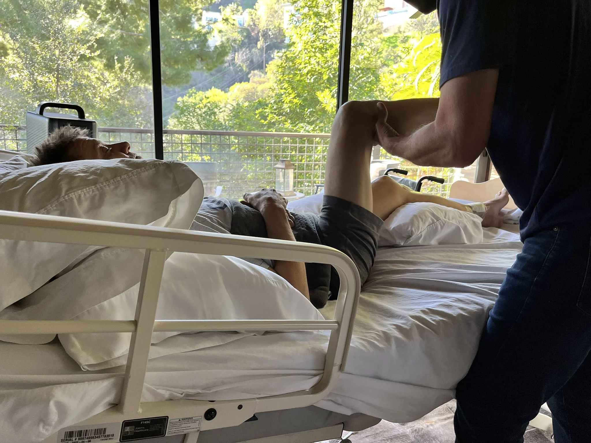 Джереми Реннер сообщил о 30 сломанных костях после пережитого несчастного случая - фото 1